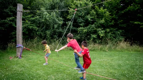 Foto's van een slackline-initiatie